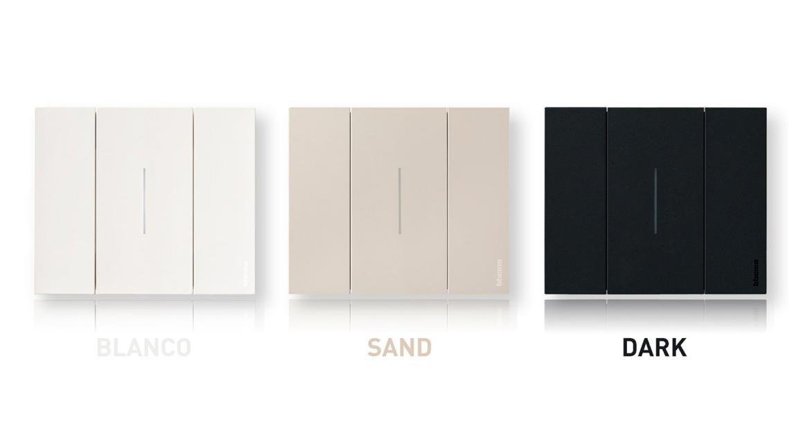 La gama está disponible en tres versiones de color: blanco, negro y sand (arena).