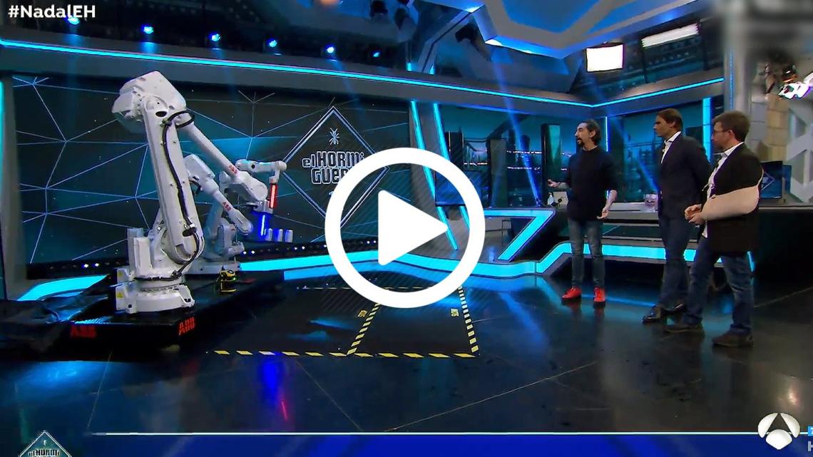 Marron, Rafa Nadal y Pablo Motos durante el juego de luces de los robots de ABB.