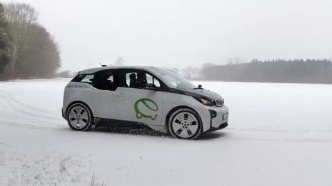 Prueba de un vehículo eléctrico en condiciones de nieve.