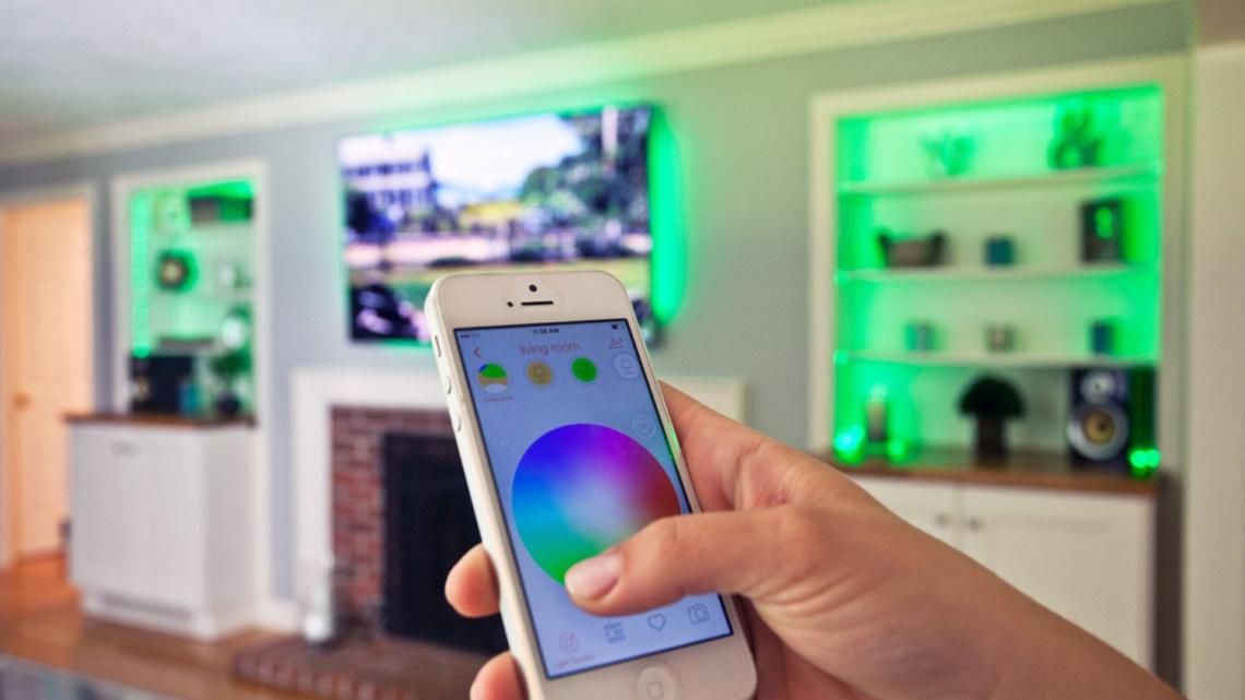 El sistema Smart + permite personalizar el color de las tiras led desde el móvil.