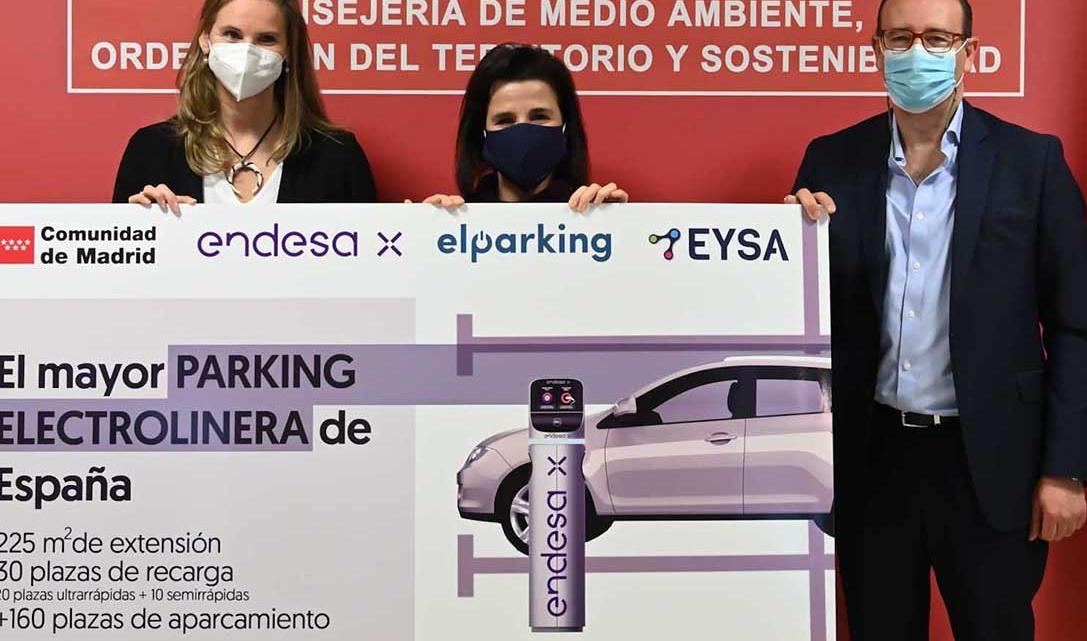 De izquierda a derecha: Paloma Martín, consejera de Medio Ambiente de la Comunidad de Madrid, Elena Bernárdez, directora de movilidad eléctrica de Endesa X, y Javier Delgado, consejero delegado de Eysa.