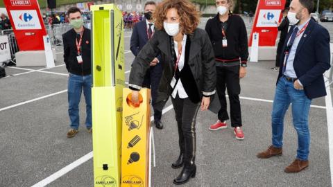 La presidenta del Consejo Superior de Deportes, Irene Lozano, se unió a la campaña de reciclaje de bombillas que llevó a cabo Ambilamp durante la pasada edición de la Vuelta a España.
