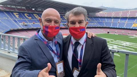 Josep Ignasi Macià, responsable de Peñas de la candidatura, y Joan Laporta, nuevo presidente del FC Barcelona, en el Camp Nou.
