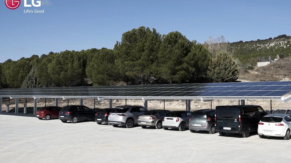 Paneles solares instalados en la marquesina del aparcamiento de Matarromera.