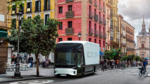 Vehículo comercial eléctrico Volta Zero circulando por las calles de Madrid.