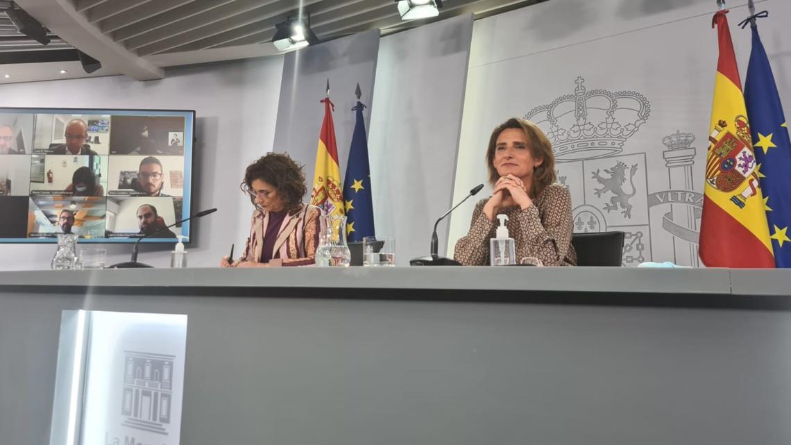La portavoz del Gobierno, María Jesús Montero (izquierda), junto a la vicepresidenta y ministra para la Transición Ecológica, Teresa Ribera, en una comparecencia anterior.