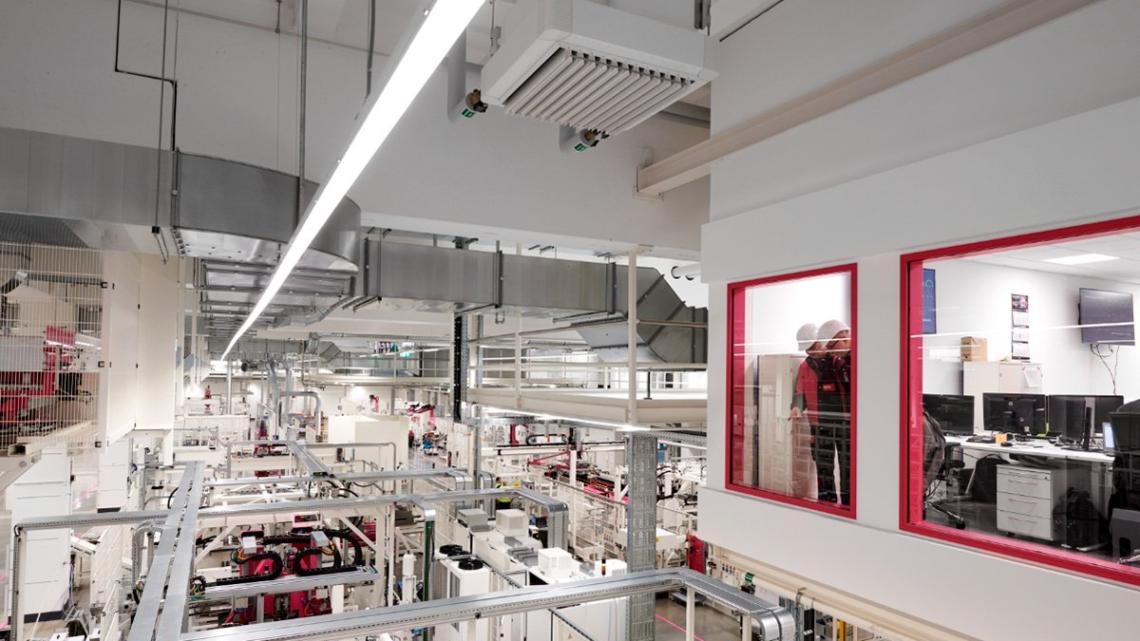 La compañía sigue fiel a sus raíces: Rittal ha construido en Haiger (Alemania) la planta de producción de cajas pequeñas y armarios compactos más moderna del mundo, totalmente integrada digitalmente.