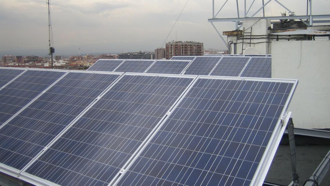 Una instalación fotovoltaica en un edificio. Fuente: CAFMadrid.