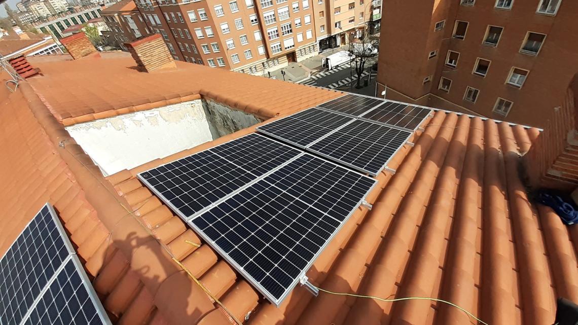 Parte de las placas solares instaladas sobre la cubierta. Fuente: Ecooo.