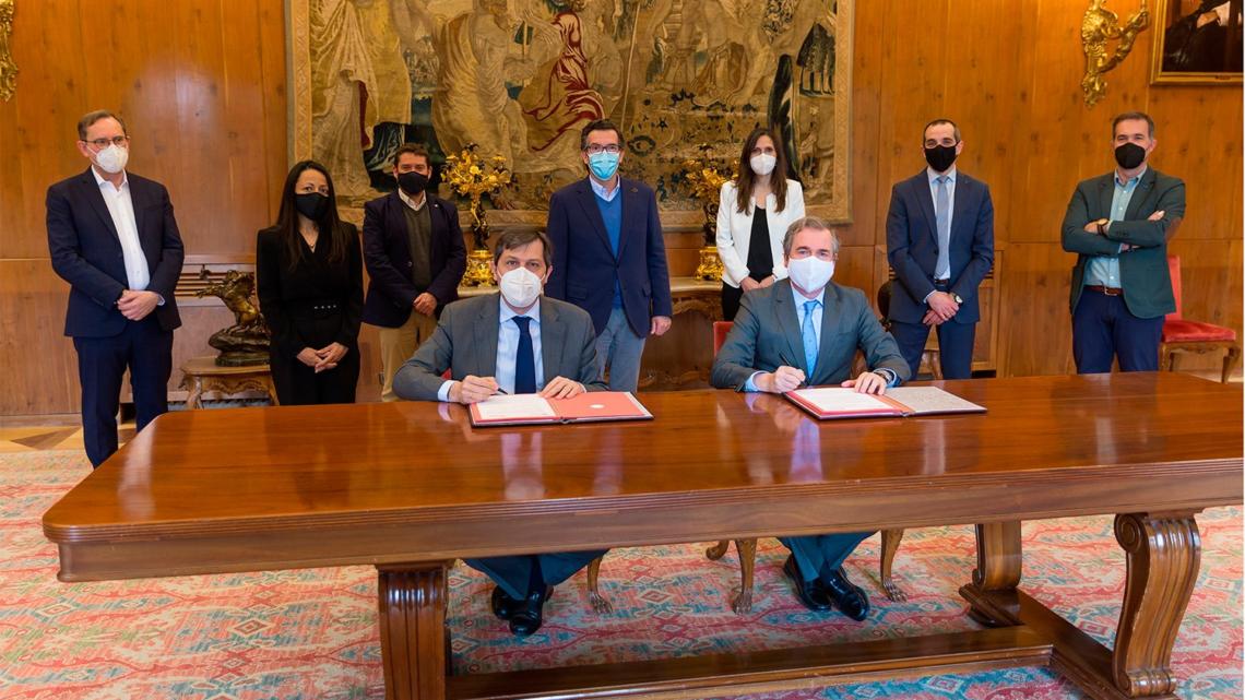 Momento de la firma del acuerdo por Ignacio Lucas, miembro del Patronato de la Fundación, y Álvaro Balibrea, gerente de la Universidad de Navarra.