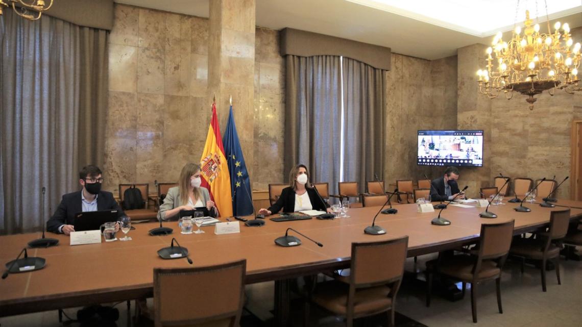 Teresa Ribera, en el centro, durante la presentación del plan de inversiones.