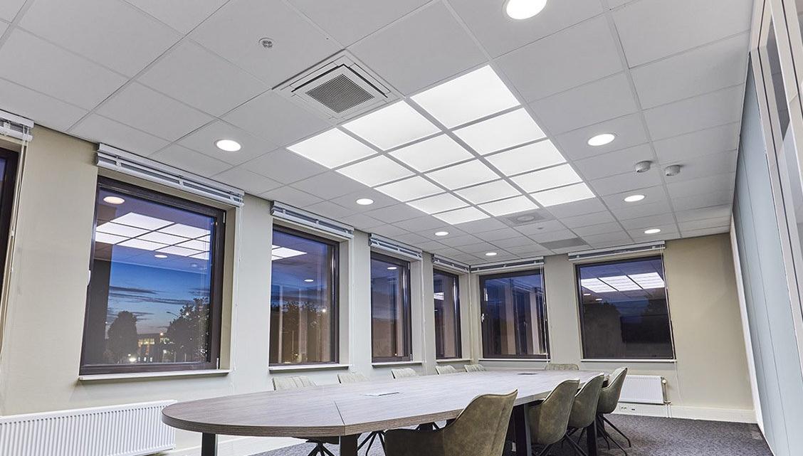 Una oficina iluminada con los paneles inteligentes de Opple.
