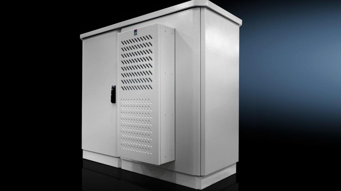 Junto con los armarios para exterior Rittal Toptec, los nuevos refrigeradores forman un sistema modular inteligente en el que el armario y el refrigerador se coordinan perfectamente.