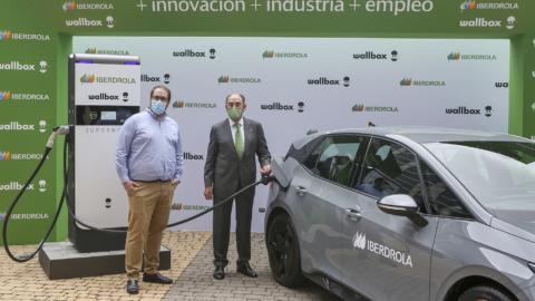 Enric Asunción, cofundador y CEO de Wallbox, e Ignacio Sánchez Galán, presidente de Iberdrola, durante la puesta en marcha del primer cargador rápido Supernova en la sede de la energética en Madrid.