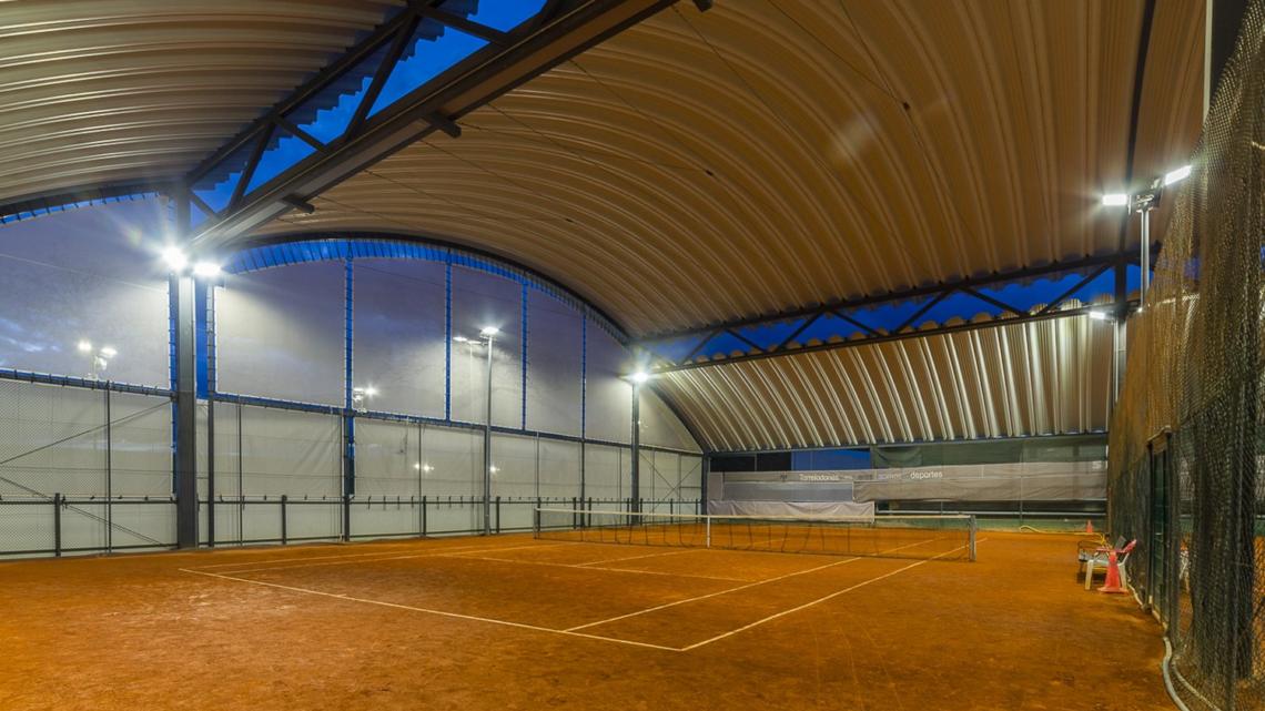 Las instalaciones deportivas cuentan con pistas de tenis y pádel.