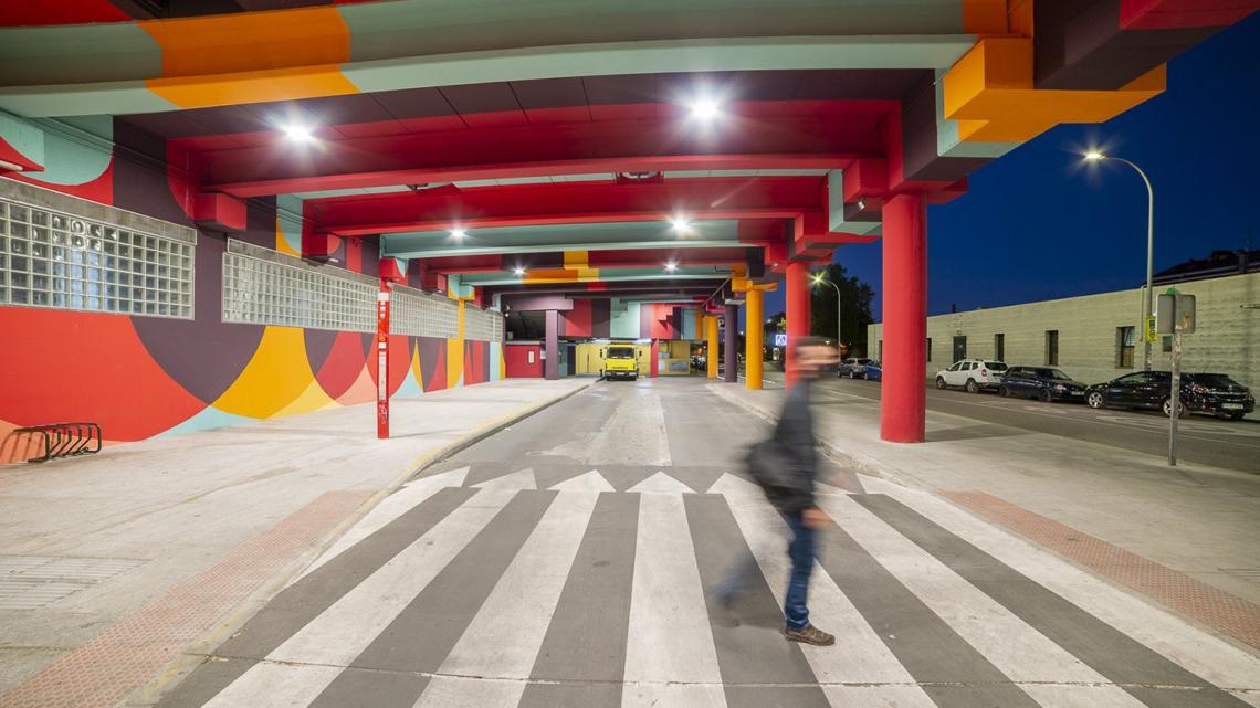 Detalle de la nueva iluminación implementada por Schréder en el parking de Fuenlabrada.