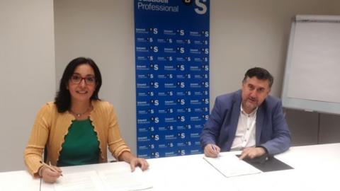 Momento de la firma entre CNI y el Banco Sabadell.