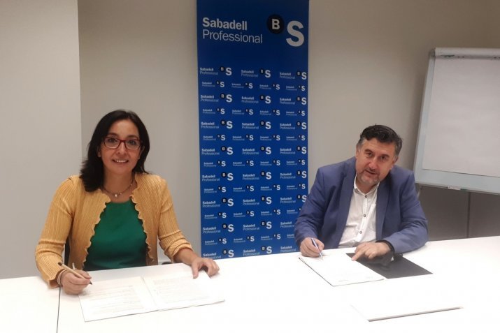 Momento de la firma entre CNI y el Banco Sabadell.