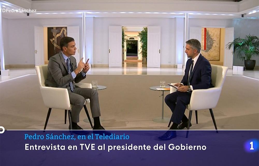 Pedro Sánchez  y el periodista Carlos Franganillo durante la entrevista realizada en el Telediario.