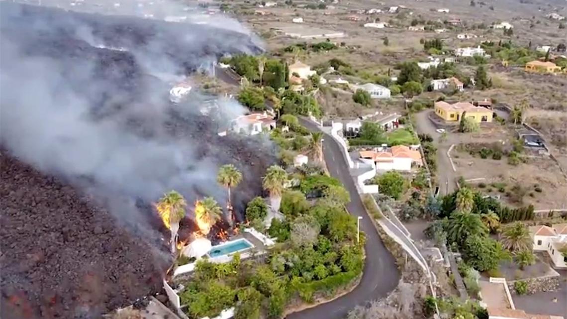 La lava ya ha arrasado más de 150 viviendas. Fotograma de un vídeo publicado por la Agencia Canaria de Noticias y Audiovisuales.