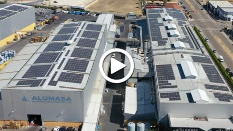 Imagen aérea de una parte de la instalación fotovoltaica. Pueden ver el vídeo al final del artículo.