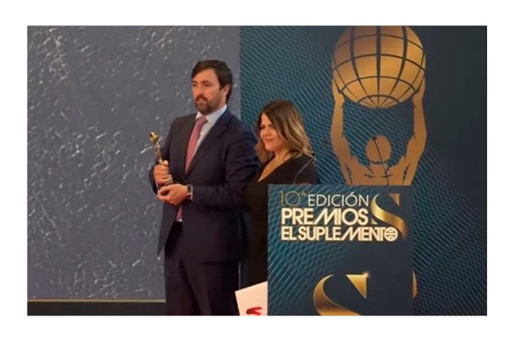 Miguel Cabrero, director comercial de Mtech Group, y Almudena Naharro, directora de operaciones, recogieron el galardón.