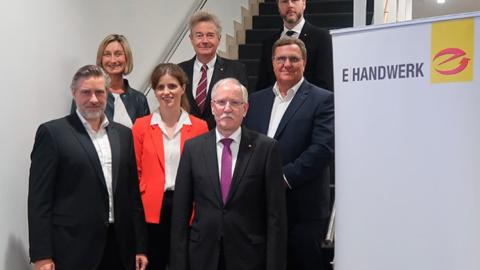 En primer término (izda.), Jens-Ole Paas, consejero delegado de Haupa, y Lothar Hellmann (dcha.), presidente de ZVEH, junto a directivos de Haupa y representantes de ZVEH.