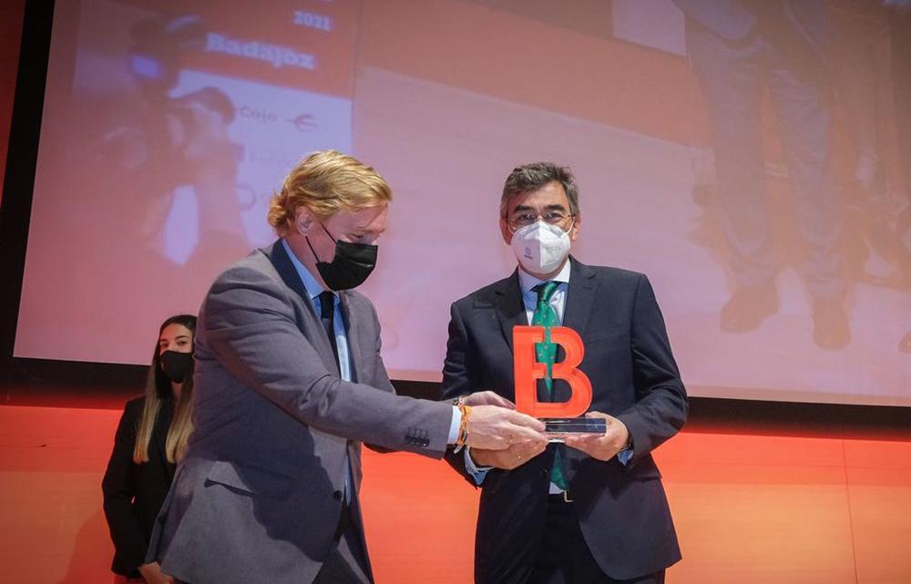Javier Gómez (a la derecha) recoge el Premio a la Trayectoria.