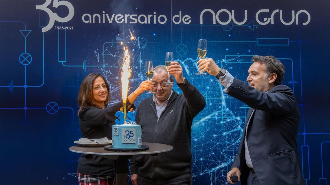 Gloria González, Jordi Balasch y Álex Servat, coordinador del grupo, celebrando el 35 aniversario de Nou Grup.