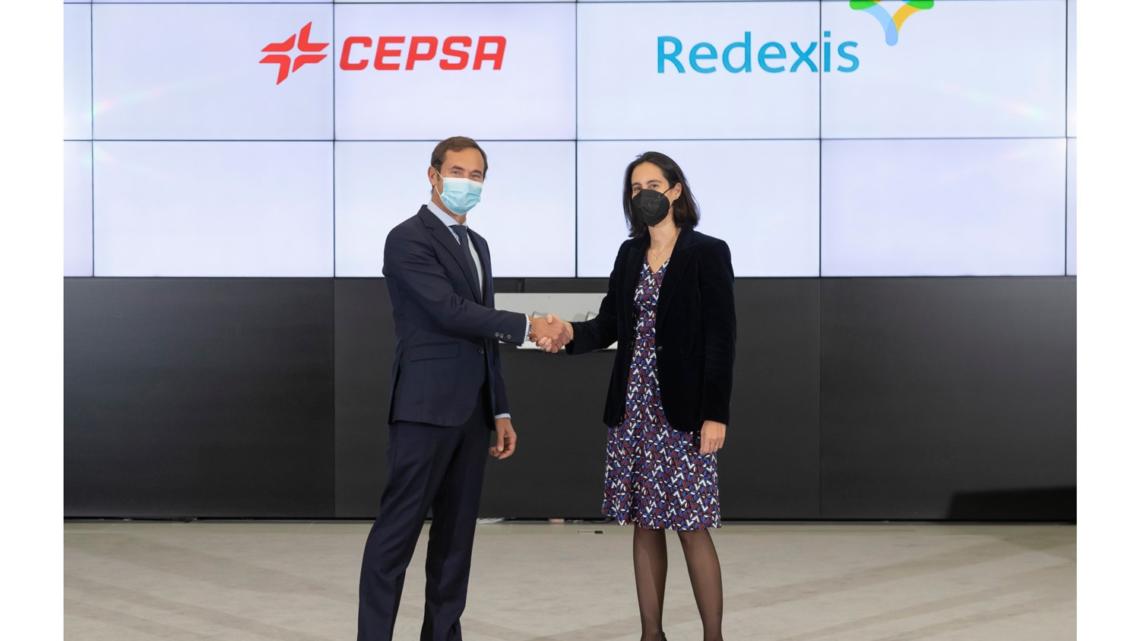 El director comercial de Cepsa, Pierre-Yves Sachet, y la consejera delegada de Redexis, Cristina Ávila, sellan el acuerdo con un apretón de manos.