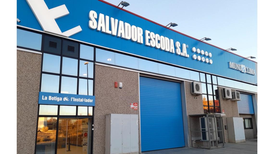 Imagen de la fachada de la renovada tienda del distribuidor en Lleida.