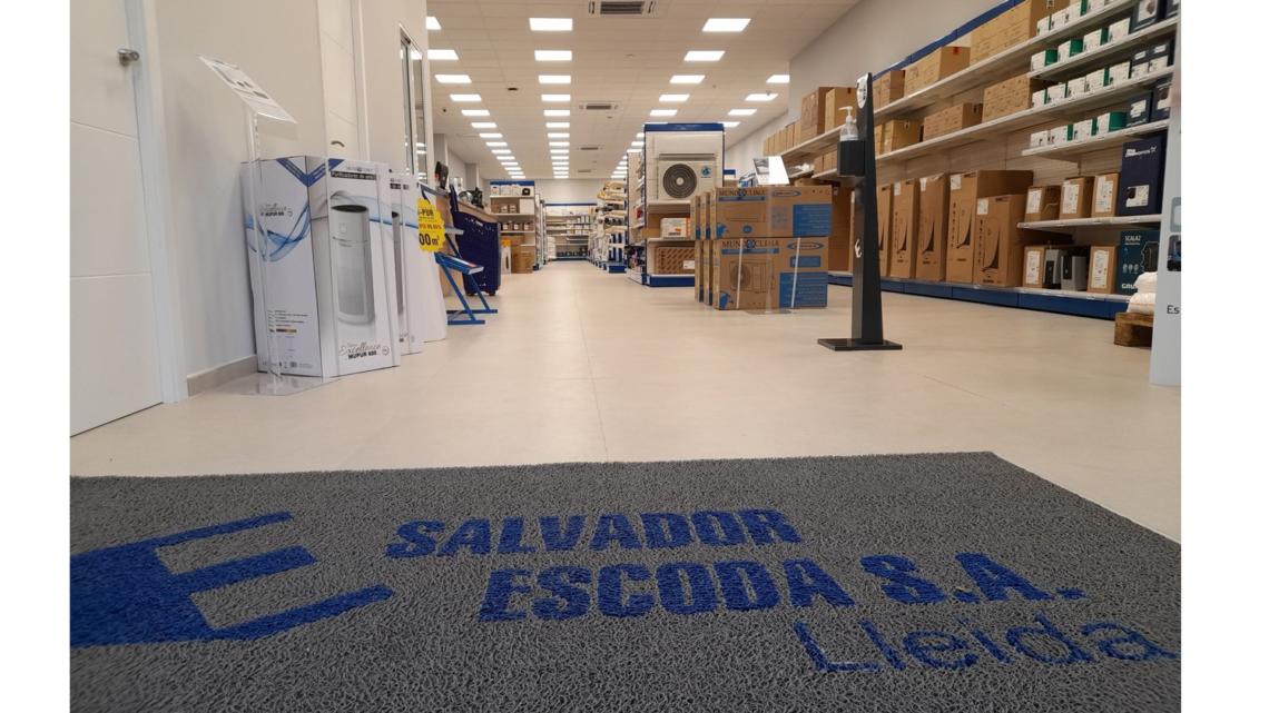 Desde la zona de entrada al punto de venta, el nuevo concepto de Salvador Escoda para sus tiendas busca una experiencia de compra 360 del instalador.