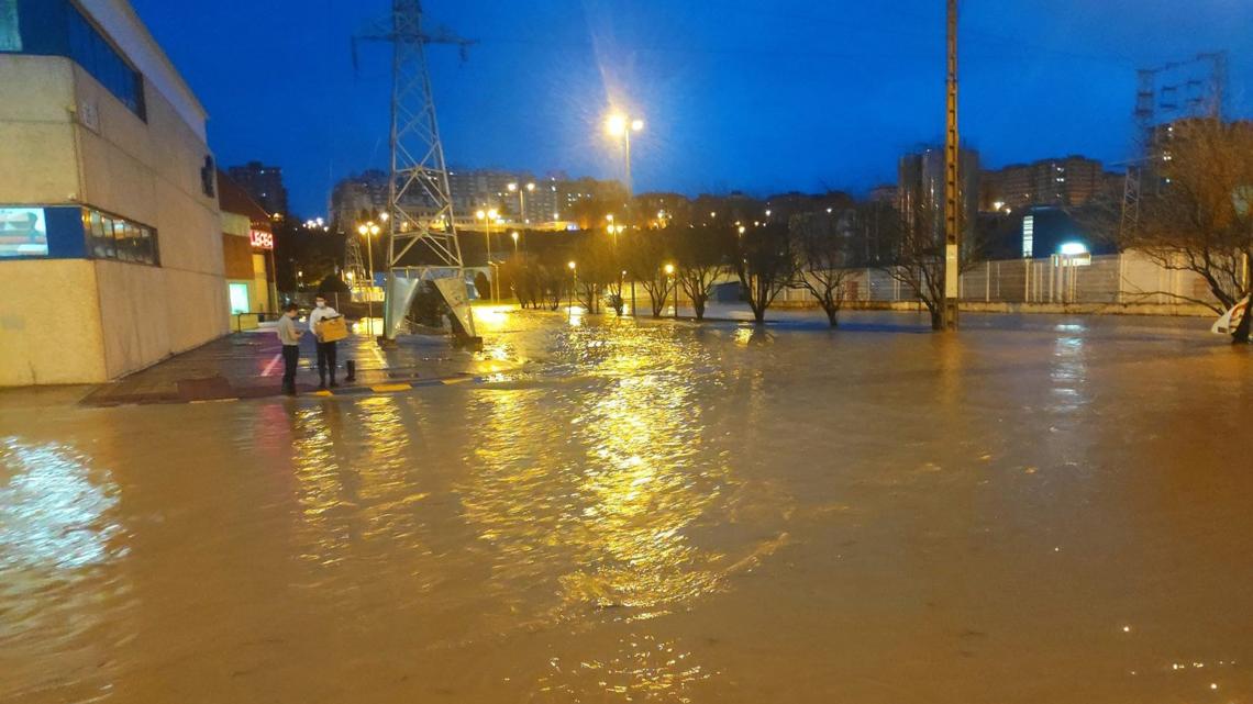 El agua anegó algunas de las calles del polígono de Landaben. Fuente: On Clima.