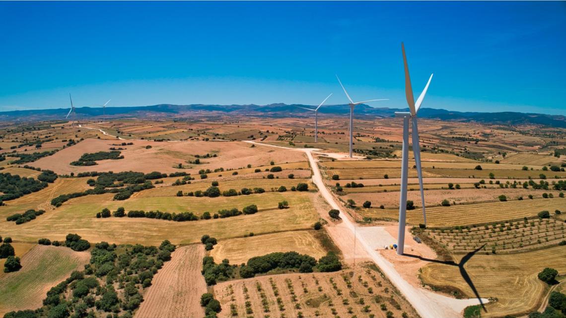Repsol y Amazon han firmado acuerdos de compra de energía para suministrar a Amazon energía renovable generada por 234 MW de capacidad  procedente de proyectos solares y eólicos ubicados en España.