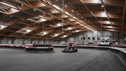 Interior de la pista de karts cubierta más grande del mundo.