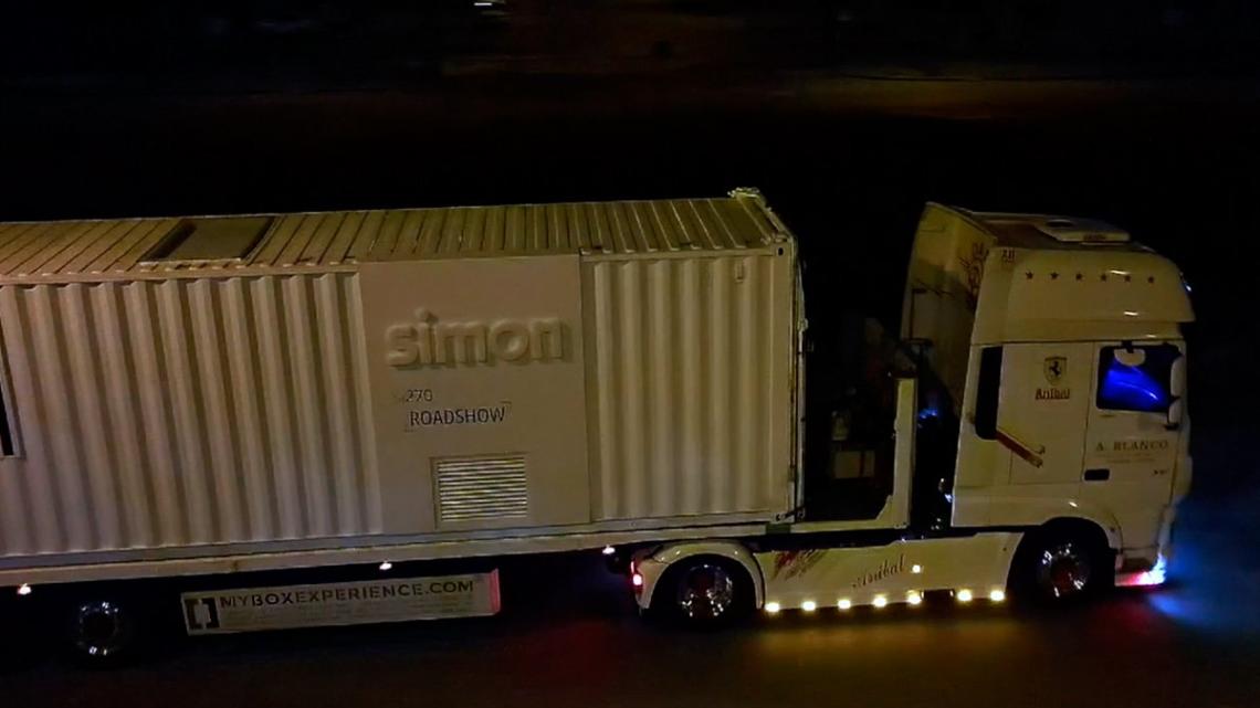 El camión que traslada el contenedor del roadshow de Simon.