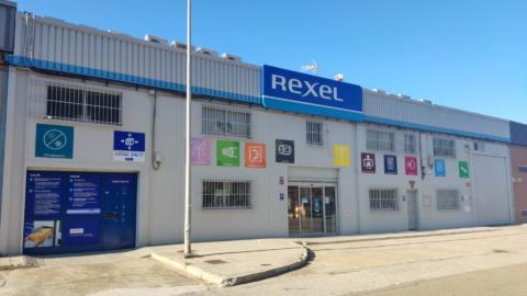 Rexel ya ha incorporado taquillas de recogida (a la izquierda de la imagen) en sus centros de Zaragoza y Teruel.