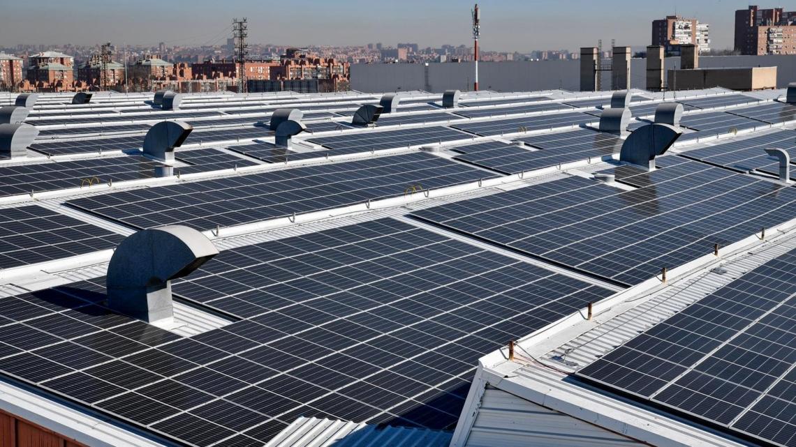 Los 15.000 paneles fotovoltaicos ocupan una superficie de 30.000 metros cuadrados. Foto: Stellantis.