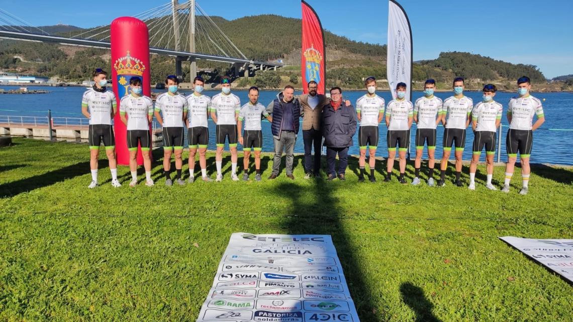 Foto de grupo del Retelec Alca Team Cycling Galicia.