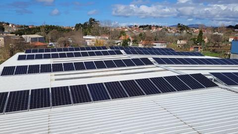 Paneles solares instalados en el concesionario de Mercedes de Vigo.