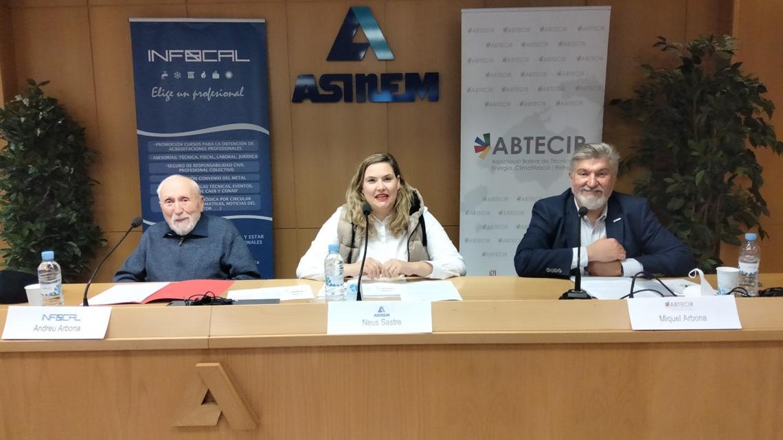 De izquierda a derecha: Andreu Arbona (presidente de INFOCAL), Neus Sastre (vicepresidenta de ASINEM) y Miquel Arbona (presidente de ABTECIR), durante la presentación de la iniciativa.
