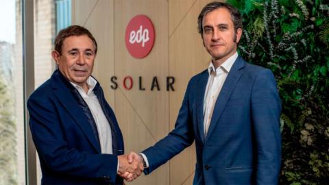 Fernando Huerva (izda.), presidente de FENITEL, y Gabriel Nebreda, director de EDP Solar, rubricando esta alianza.