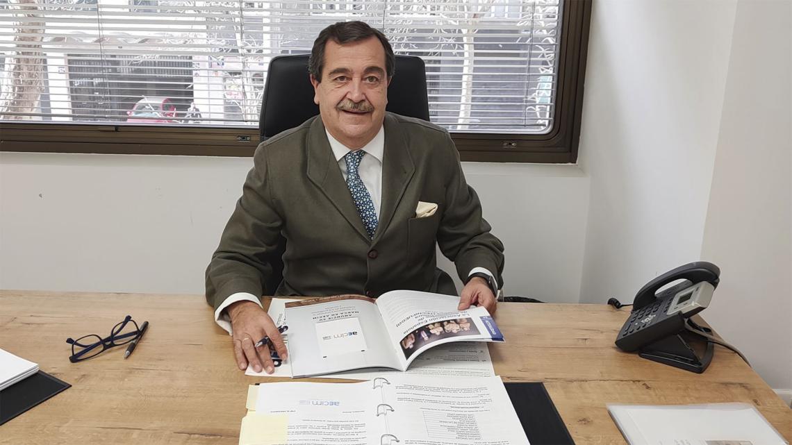 Además de ocupar la presidencia de AECIM, Luis Collado es miembro de la Junta Directiva de ADIME (asociación de distribuidores de material eléctrico), y director general de la empresa distribuidora Covama Eléctrica.