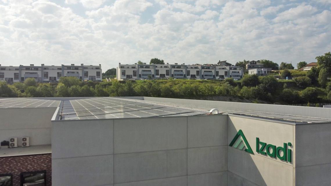 Aspecto de la planta fotovoltaica implantada en las instalaciones de Izadi.