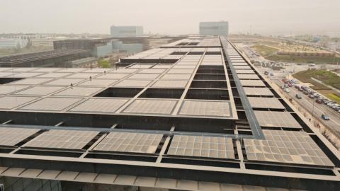 El polvo reduce la superficie de captación solar de estos paneles en Madrid. Foto: Twitter Jorge Ordovás.