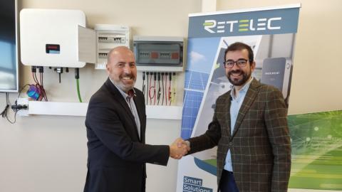 Amador Valbuena (dcha.), CEO de Retelec System, y Antoni Ruiz, reconocido divulgador y colaborador de C de Comunicación, rubricando esta alianza.