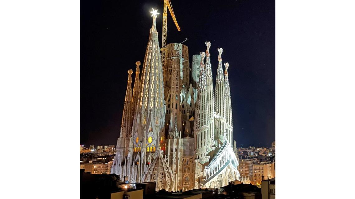 La estrella corona la Sagrada Familia a 138 metros de altura.