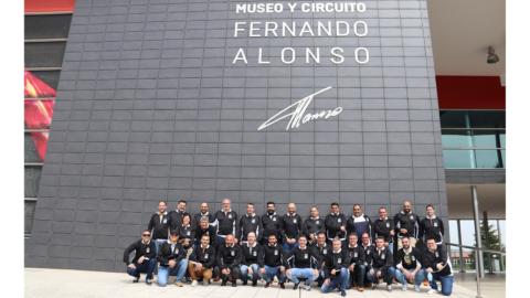 Imagen del grupo en la fachada del Museo y Circuito Fernando Alonso.