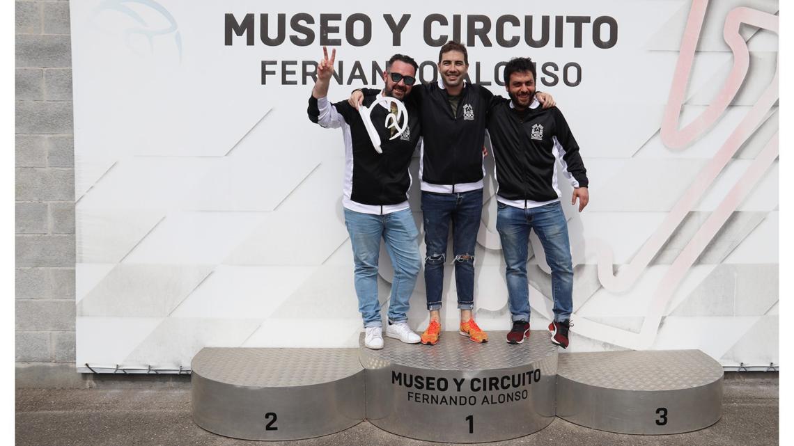 Los ganadores de la carrera de karts: los representantes de Novelec Gijón, Anpasa Coruña y Suelbat.