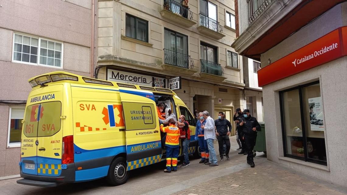 Los servicios de emergencia atienden al operario herido en Pontevedra. Imagen: Faro de Vigo / Gustavo Santos.